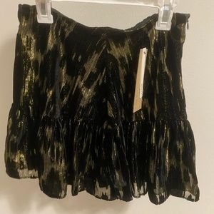 Bo+De Black and gold mini ruffle skirt. Zips on the side. Size small.